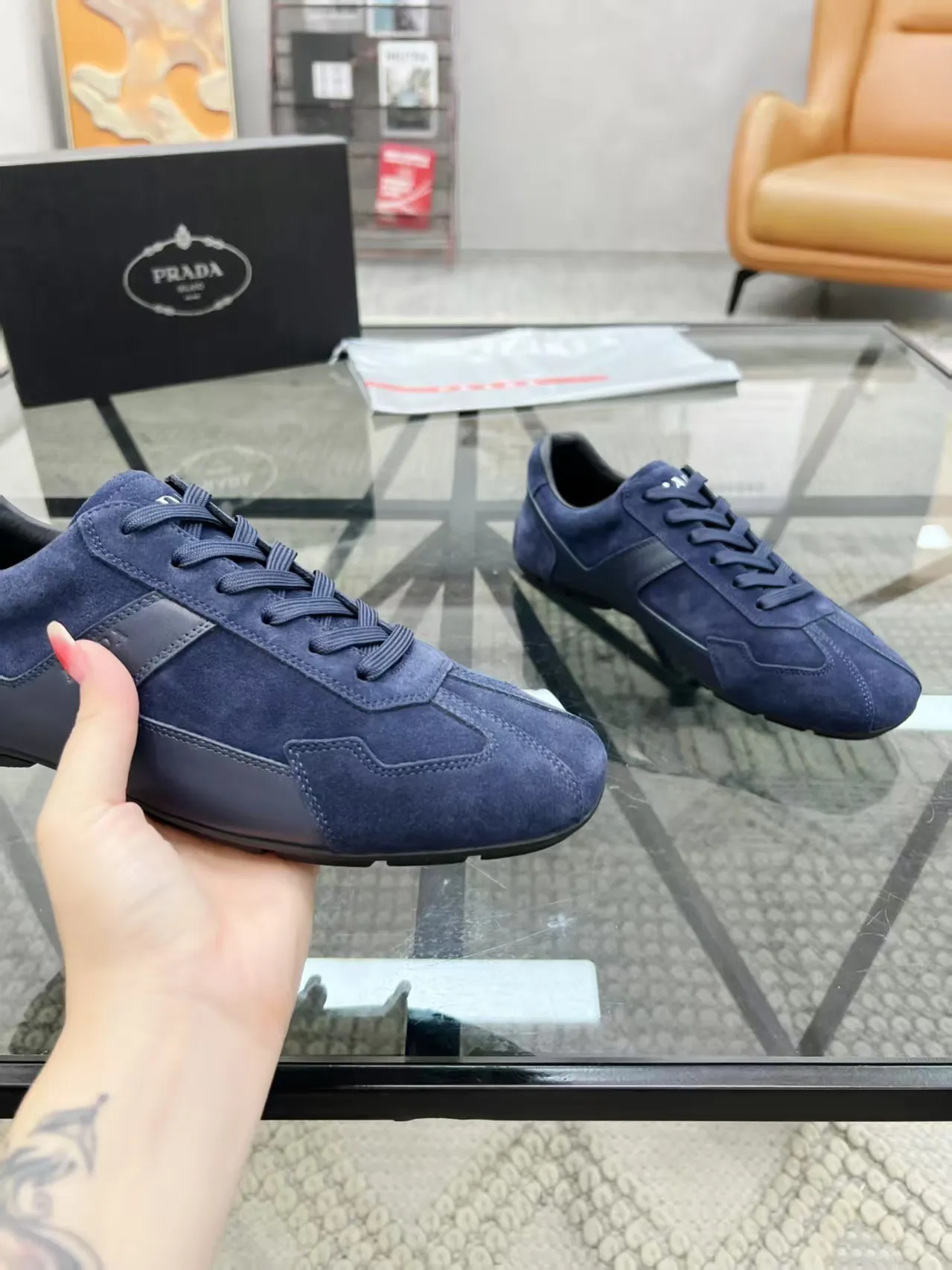 P400 38-45 Prada Prada’s new men’s leather sneakers, the highest version on the market, any comparison is welcome🆚! The original leather has excellent texture and is super high-end! Fetal sheep net lining imported from Italy, removable pad! Luxurious materials and fine workmanship, highly recommended!